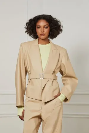 Animale Jaqueta Like Leather Mix Tecidos Cropped Com Recortes e Cinto Bege Camel