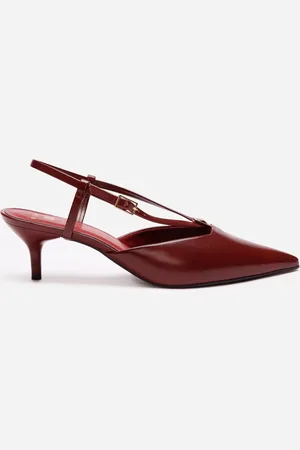 C&A Scarpin bico fino com fivela mindset