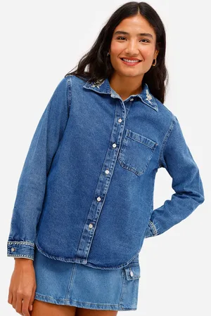 C&A Camisa feminina jeans com bolso e bordado floral azul