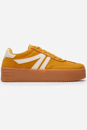 C&A Tênis plataforma casual com recortes ace amarelo