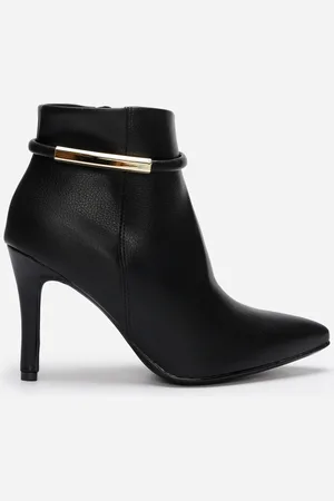 C&A Bota feminina cano curto bico fino vizzano preta