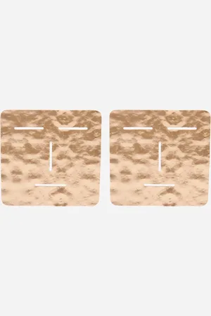 C&A Brinco quadrado texturizado com recortes dourado