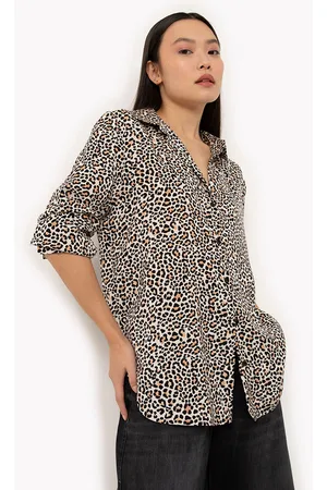 C&A Camisa acetinada animal print manga longa areia