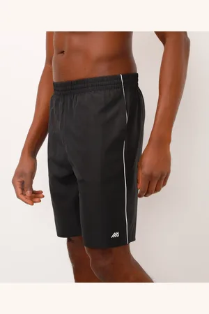 C&A Bermuda reta com nervuras na lateral esportiva ace preta