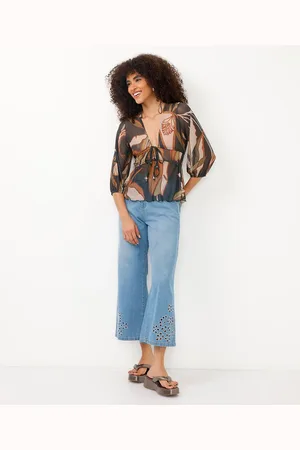 C&A Calça wide leg cropped jeans flores vazadas na barra azul