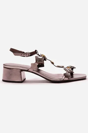 C&A Sandália feminina com tachas salto grosso oneself prateado