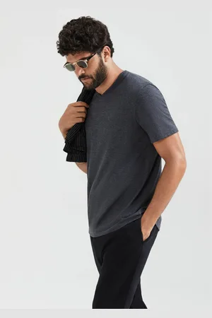 Hering Camiseta Básica Masculina Manga Curta Gola V World