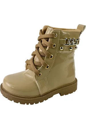 Art-C Infantil - Bota Feminina Verniz Corrente Tachas Douradas Sola Tratorada Confortável Leve Macia