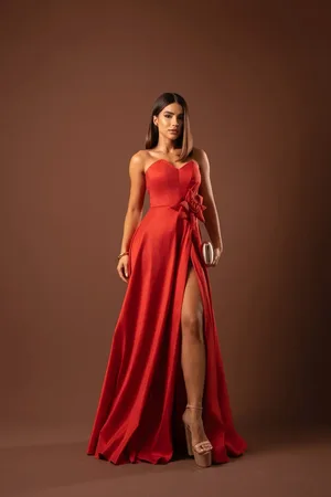 Cia do Vestido Vestido Longo de Festa Madrinhas Tomara que Caia com Flor Lateral Saia em A Marlenne Terracota