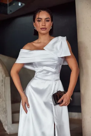 Cia do Vestido Vestido Longo de Festa Noivas Noivado Casamento Ombro com Fenda Acetinado Merline Branco