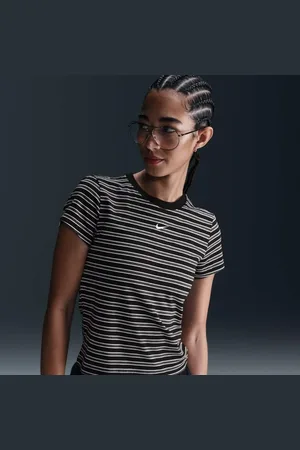 Nike Camiseta Sportswear Chill Knit Feminina