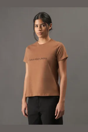 Calvin Klein Camiseta Feminina Logo Embossed - Terra