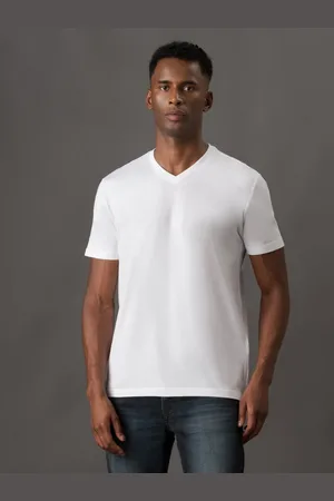 Calvin Klein Camiseta Masculina de Algodão Essentials Estampa Logo Lateral Gola v