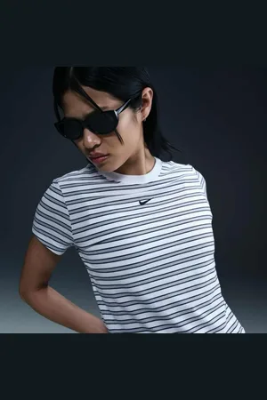 Nike Camiseta Sportswear Chill Knit Feminina