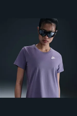 Nike Camiseta Sportswear Club Essentials Feminina