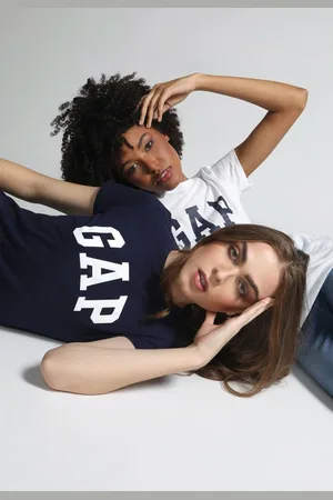 GAP Kit 2pçs Camiseta Logo Branca/Azul-Marinho