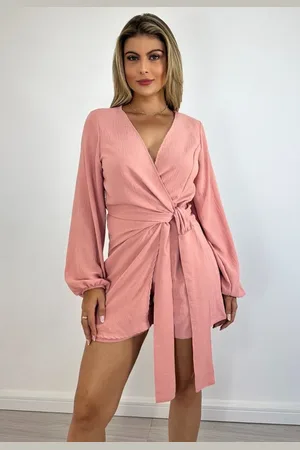 Cia do Vestido Macaquinho Curto Manga Longa Transpasse Yohanna Crepe Rosa