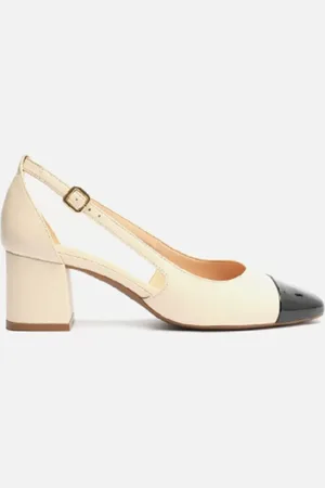 Arezzo Scarpin em Couro Aberto Cap Toe Verniz Off-white