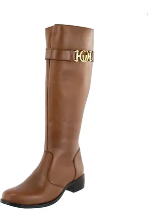 Agnes Veronez Bota Cano Longo Montaria Couro Metal Lancamento Conhaque