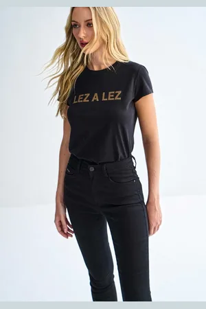 LEZ A LEZ T-shirt em Malha Prime com Estampa