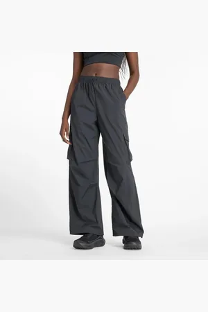 New Balance Calça Nylon Cargo Feminina