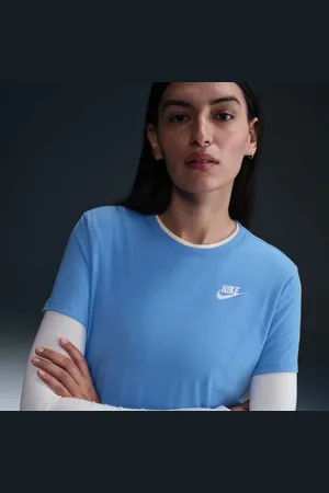 Nike Camiseta Sportswear Club Essentials Feminina