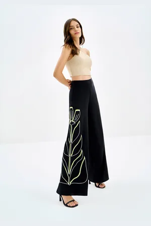 LEZ A LEZ Calça Pantalona em Crepe com Bordado Folhas