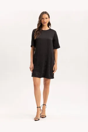 LEZ A LEZ Vestido Curto Reto Acetinado com Strass