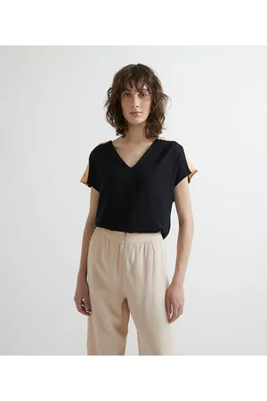 Cortelle Blusa Manga Curta em Crepe com Recortes Contrastantes