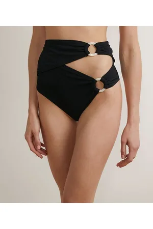 Bossa Nossa Biquini Calcinha Hot Pants Sem Estampa e Detalhe em Recorte Frontal com Fivelas