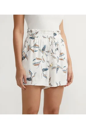 Cortelle Bermuda em Viscose com Amarração e Estampa de Folhagem