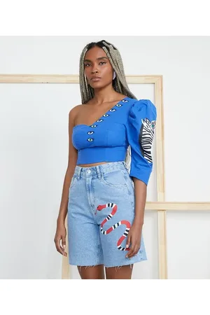 Chica Capeto Blusa Cropped em Algodão com Decote Ombro Só Bordado e Estampa