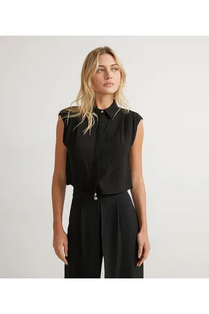 A-Collection Camisa Cropped Sem Mangas com Pregas nos Ombros e Botão de Estrela