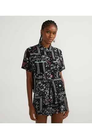 Blue Steel Camisa Cropped em Viscose Estampa de Ets e Paisley com Bolsos