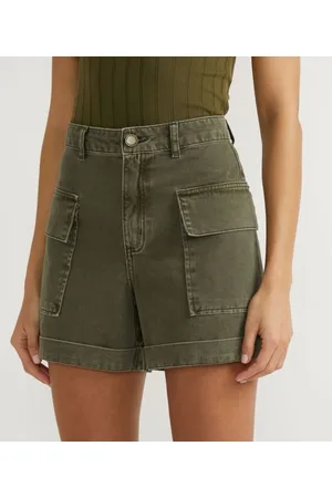 short jeans feminino curto bordado barra desfiada slim crocker