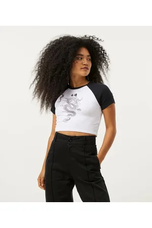 Blue Steel Blusa Cropped em Meia Malha com Manga Curta e Estampa Dragão e Ideogramas Orientais