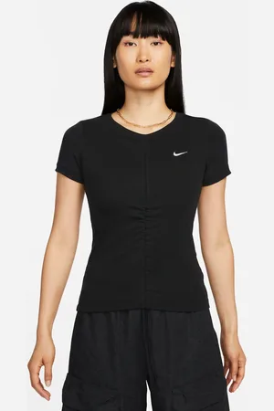 Nike Camiseta Sportswear Essentials Feminina